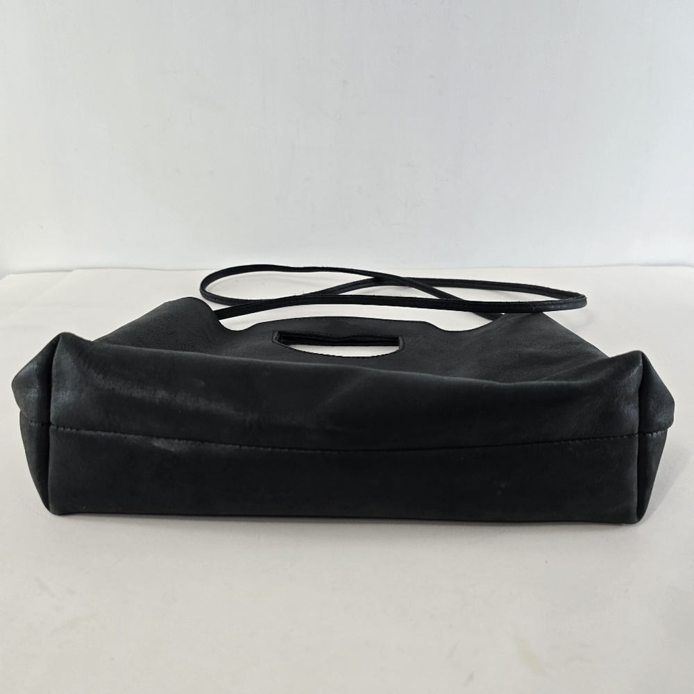 Able Black Shoulder Bag with Sophisticated Design - Picture 9 of 16